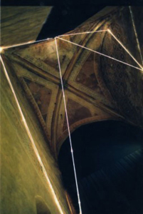 43 CARLO BERNARDINI, DIVISIONE DELL'UNITA` VISIVA 1998 Fibre ottiche, mt h 11x4x4,5, Galleria d'Arte Moderna, Chiesa di S.Francesco, Udine.